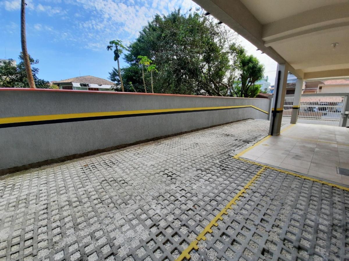 Apartamento 3 Quartos 8 Pessoas A 50 Mts Da Praia De Bombas, A 100M Da Passarela Do Ribeiro 邦比尼亚斯 外观 照片